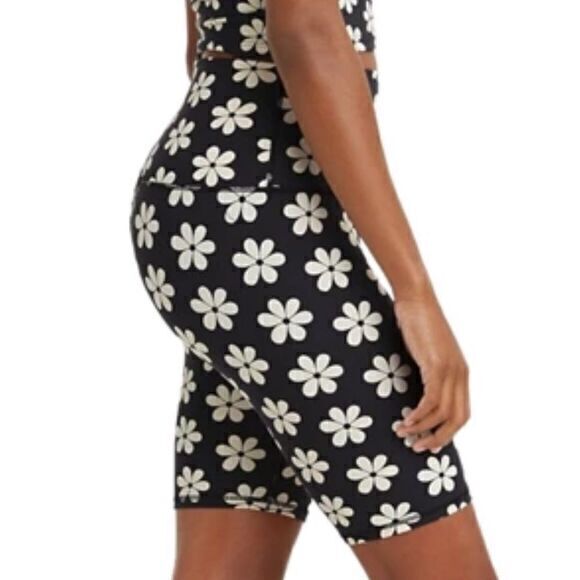 NWT Levi’s Youth Biker Shorts Floral White‎ Black Daisy Size Small - Picture 3 of 7